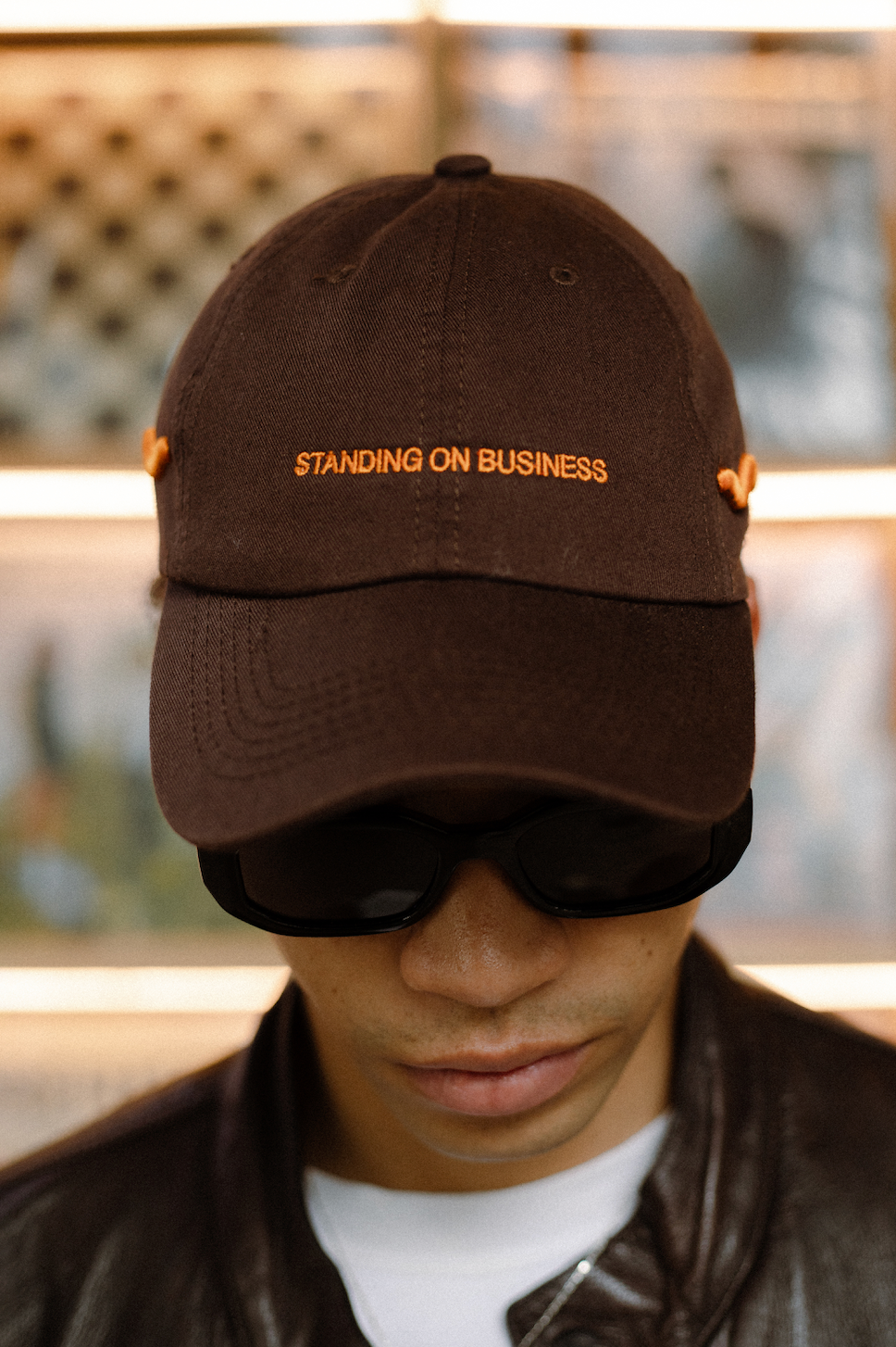 GORRA MARRÓN STANDING ON BUSINESS