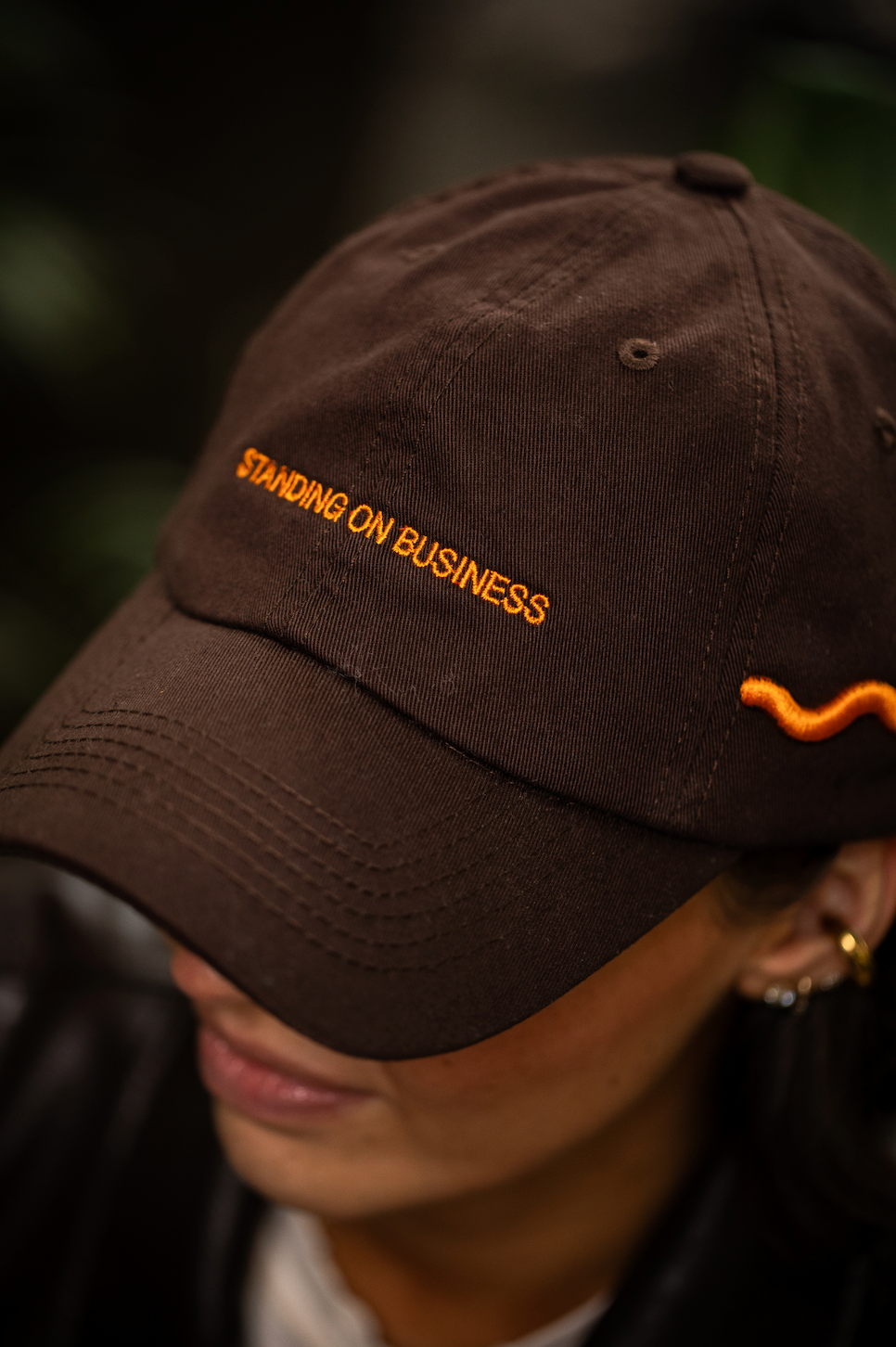 GORRA MARRÓN STANDING ON BUSINESS