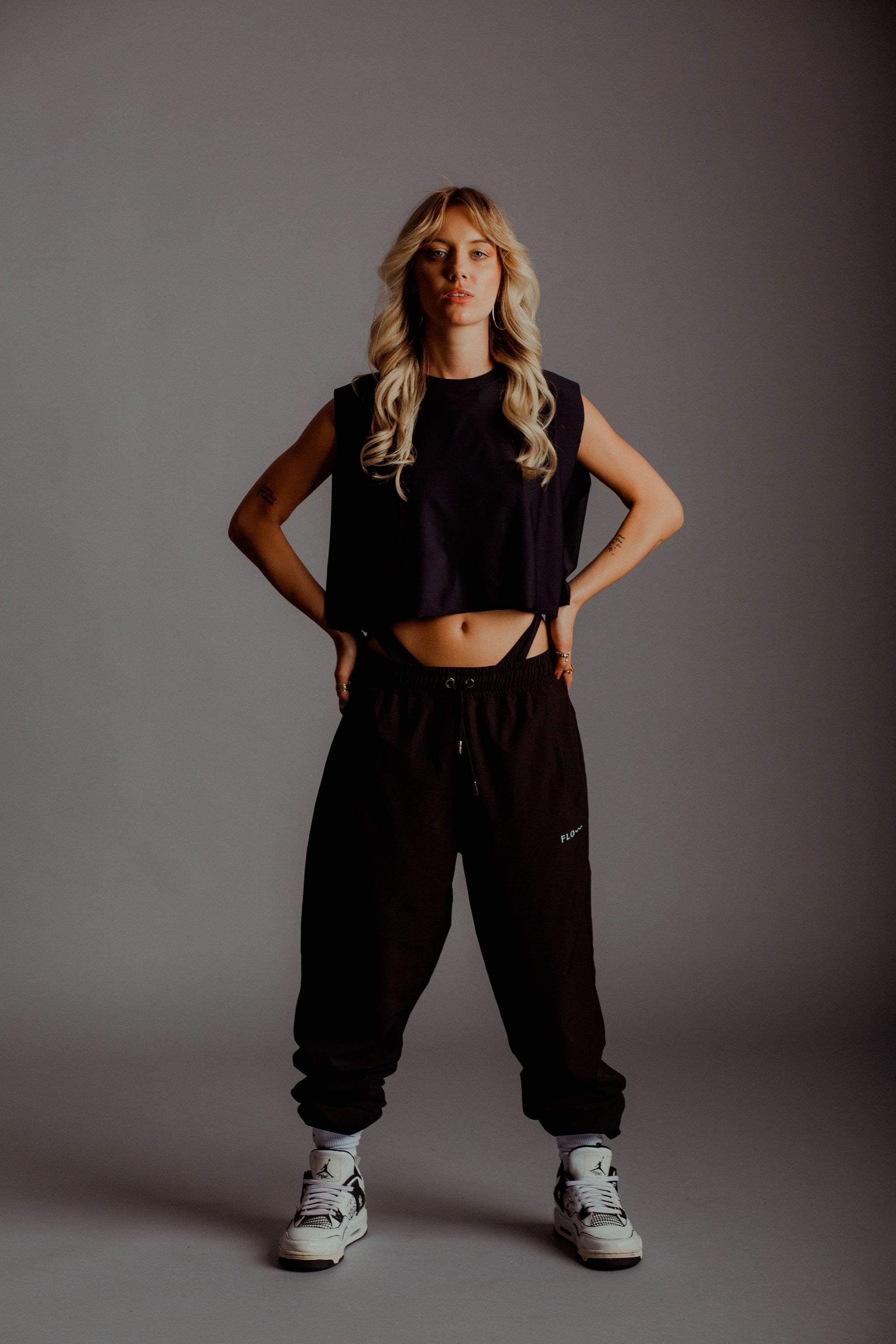 CROP TOP SIN MANGAS NEGRO