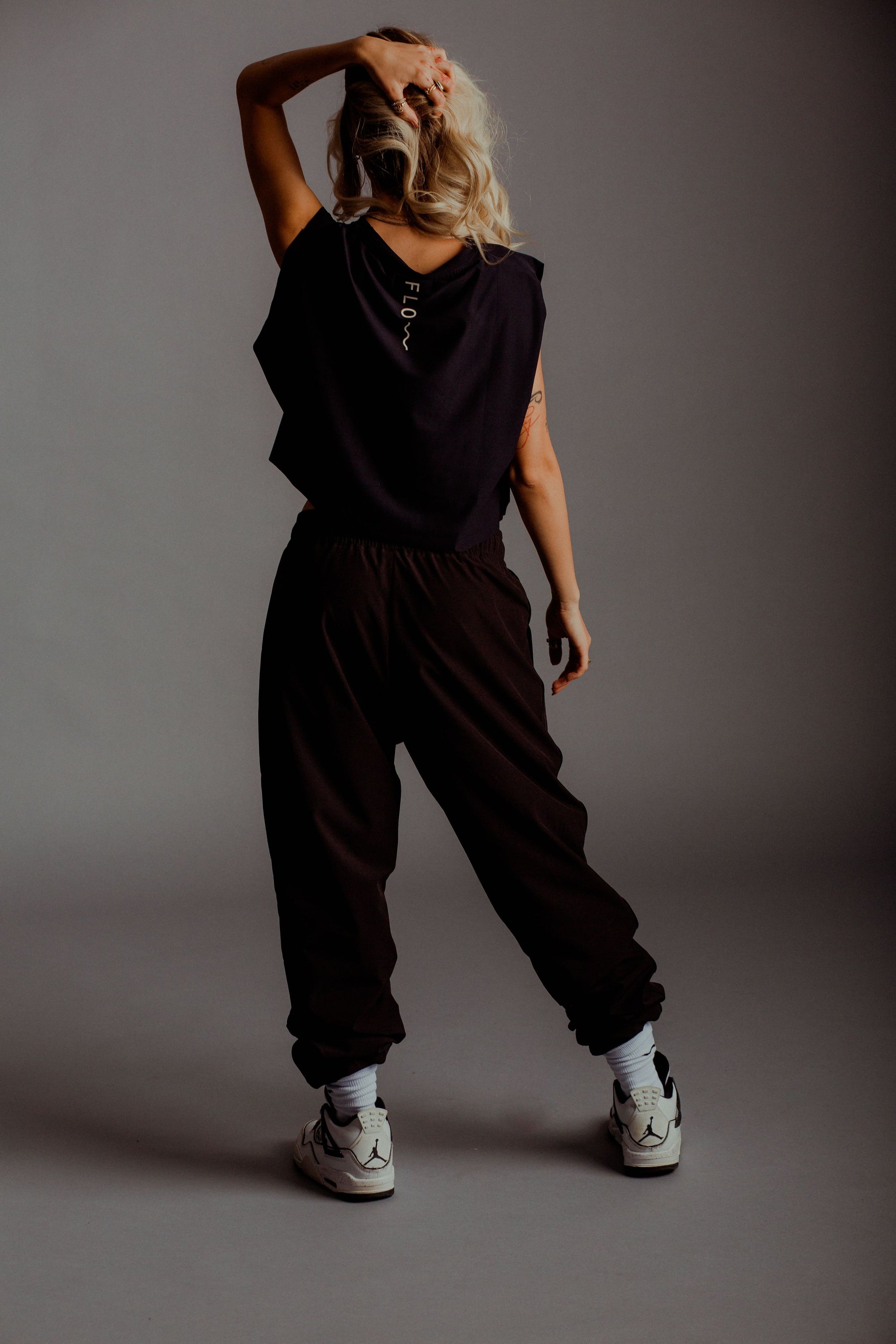 CROP TOP SIN MANGAS NEGRO