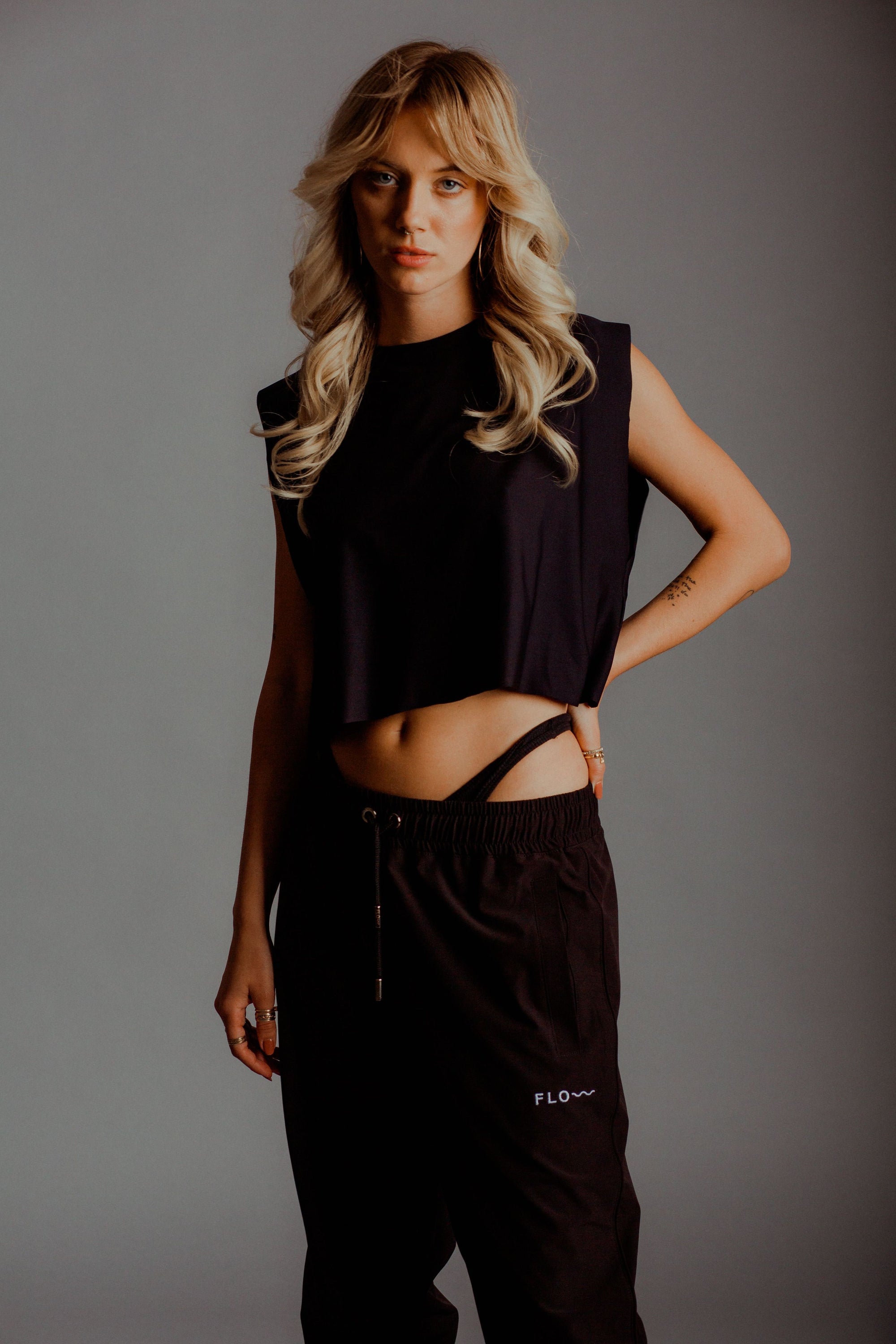 CROP TOP SIN MANGAS NEGRO