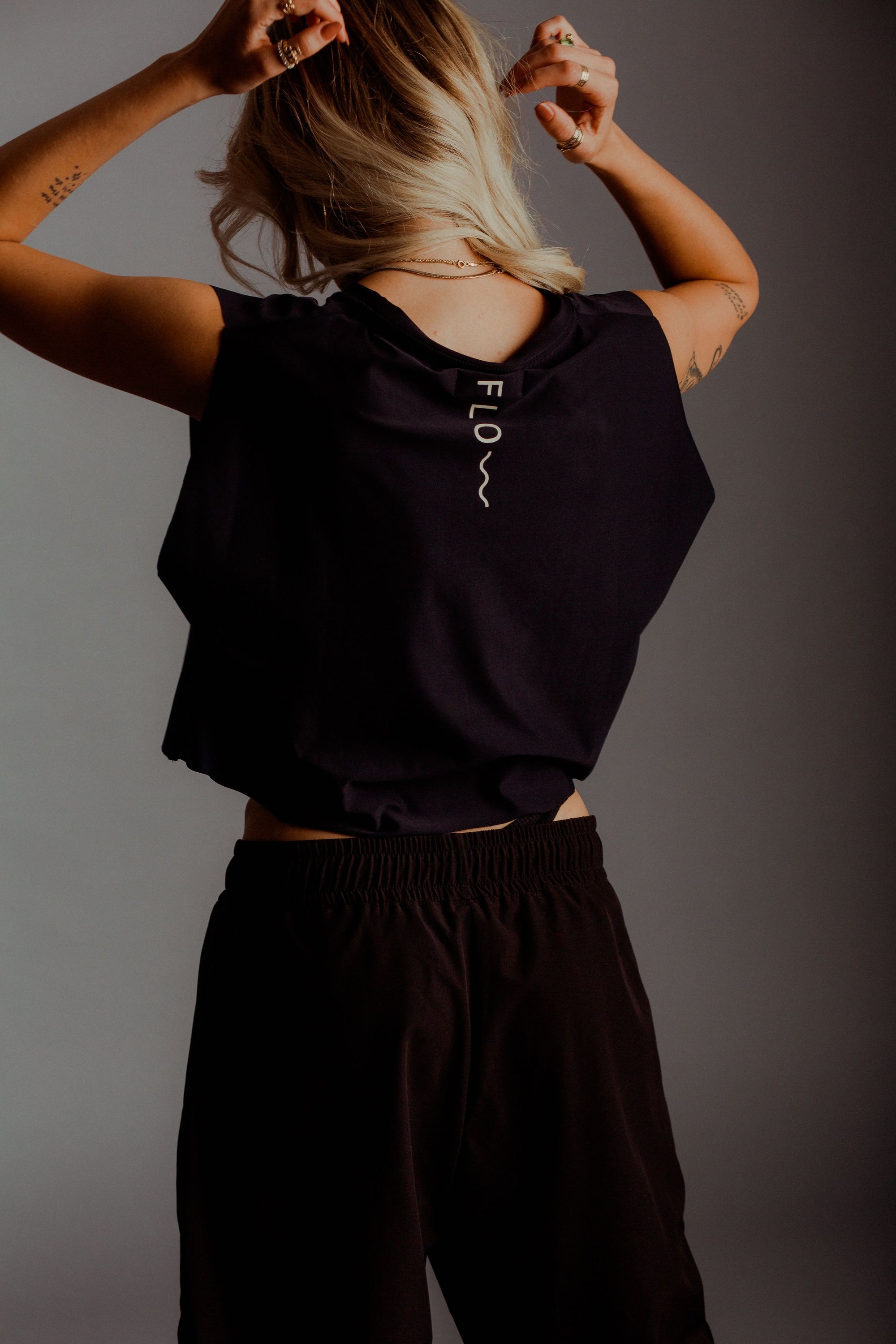 CROP TOP SIN MANGAS NEGRO