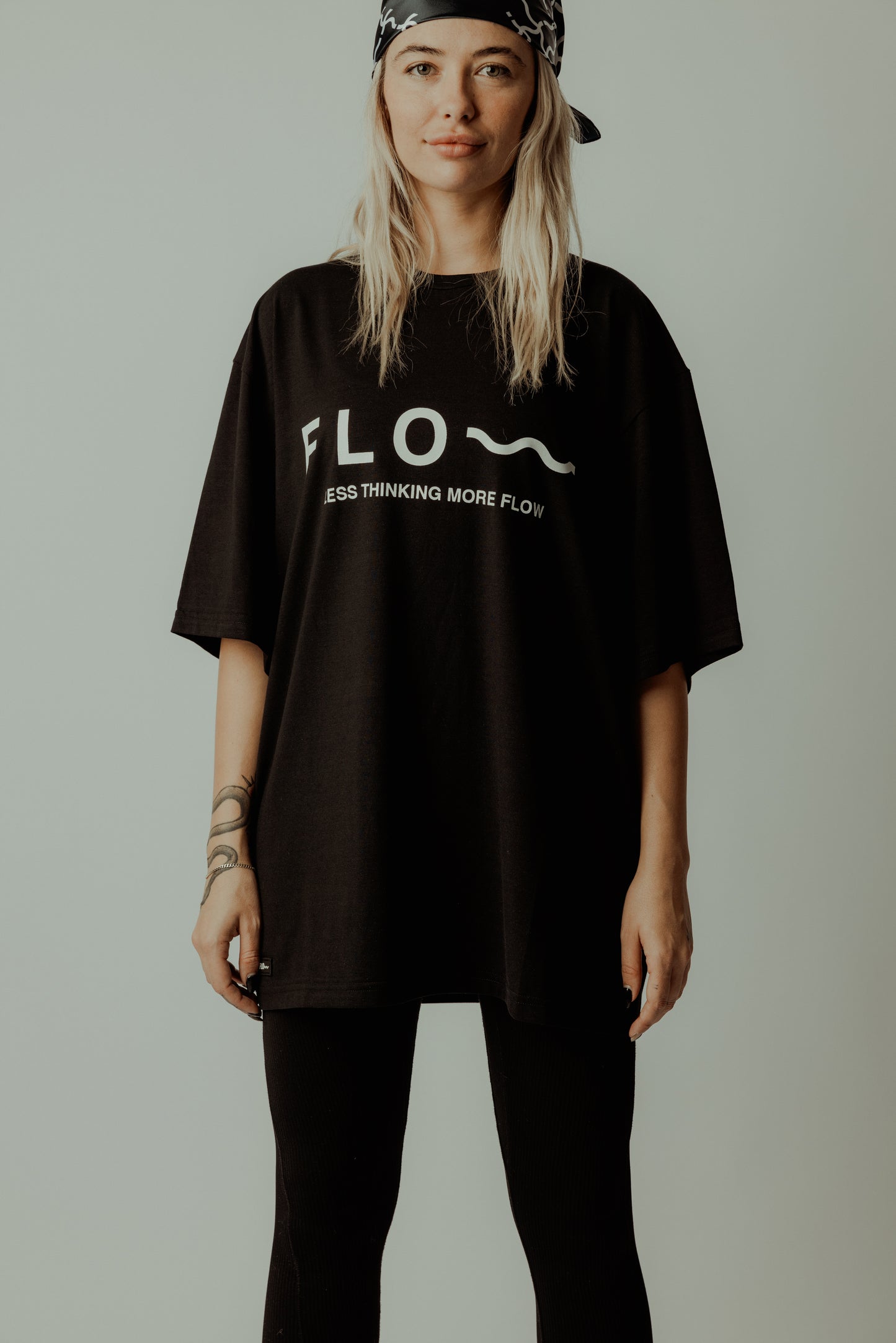 LESS THINKING MORE FLOW TEE BLACK