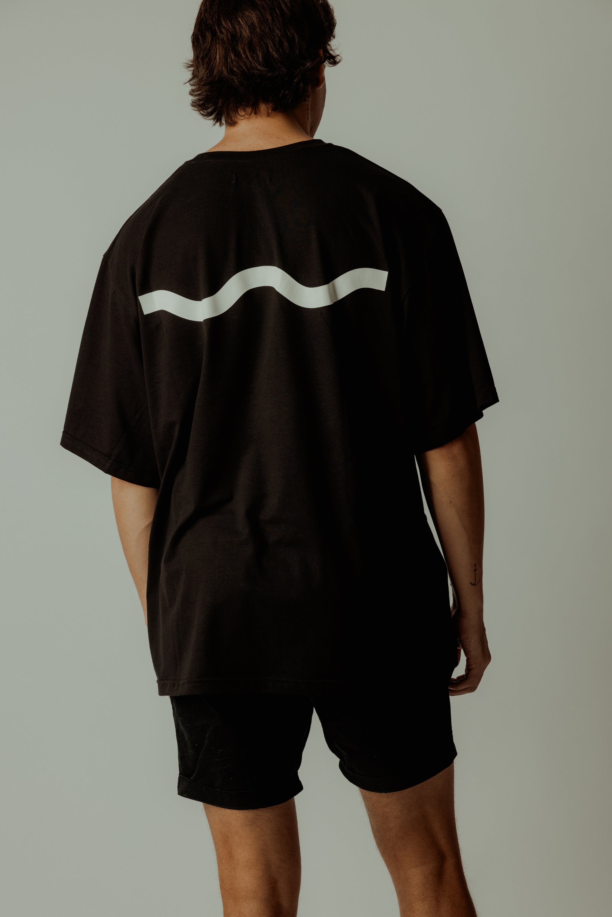 LESS THINKING MORE FLOW TEE BLACK