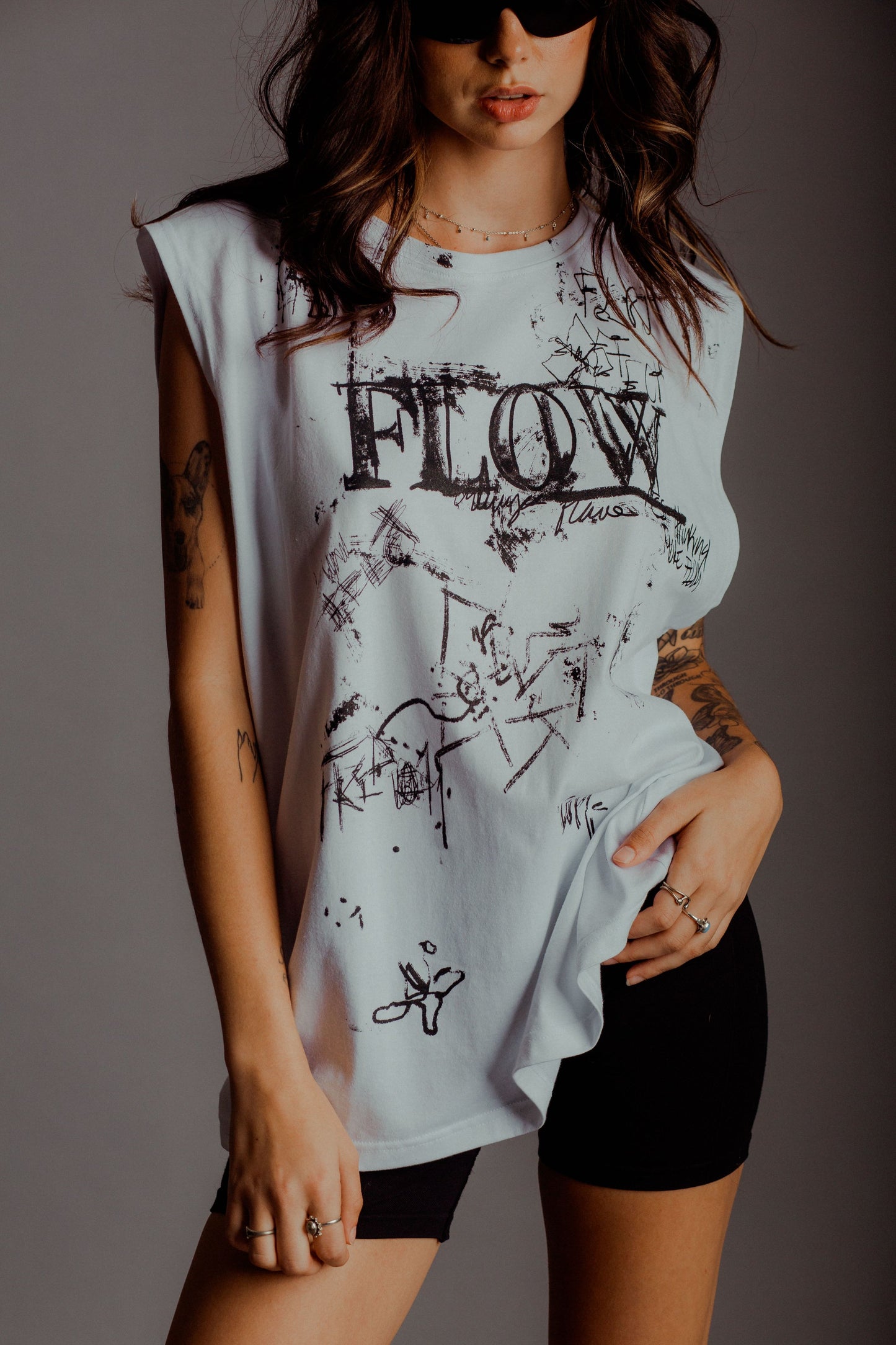 FLOW EFFECT CHAOS LONG SLEEVELESS WHITE