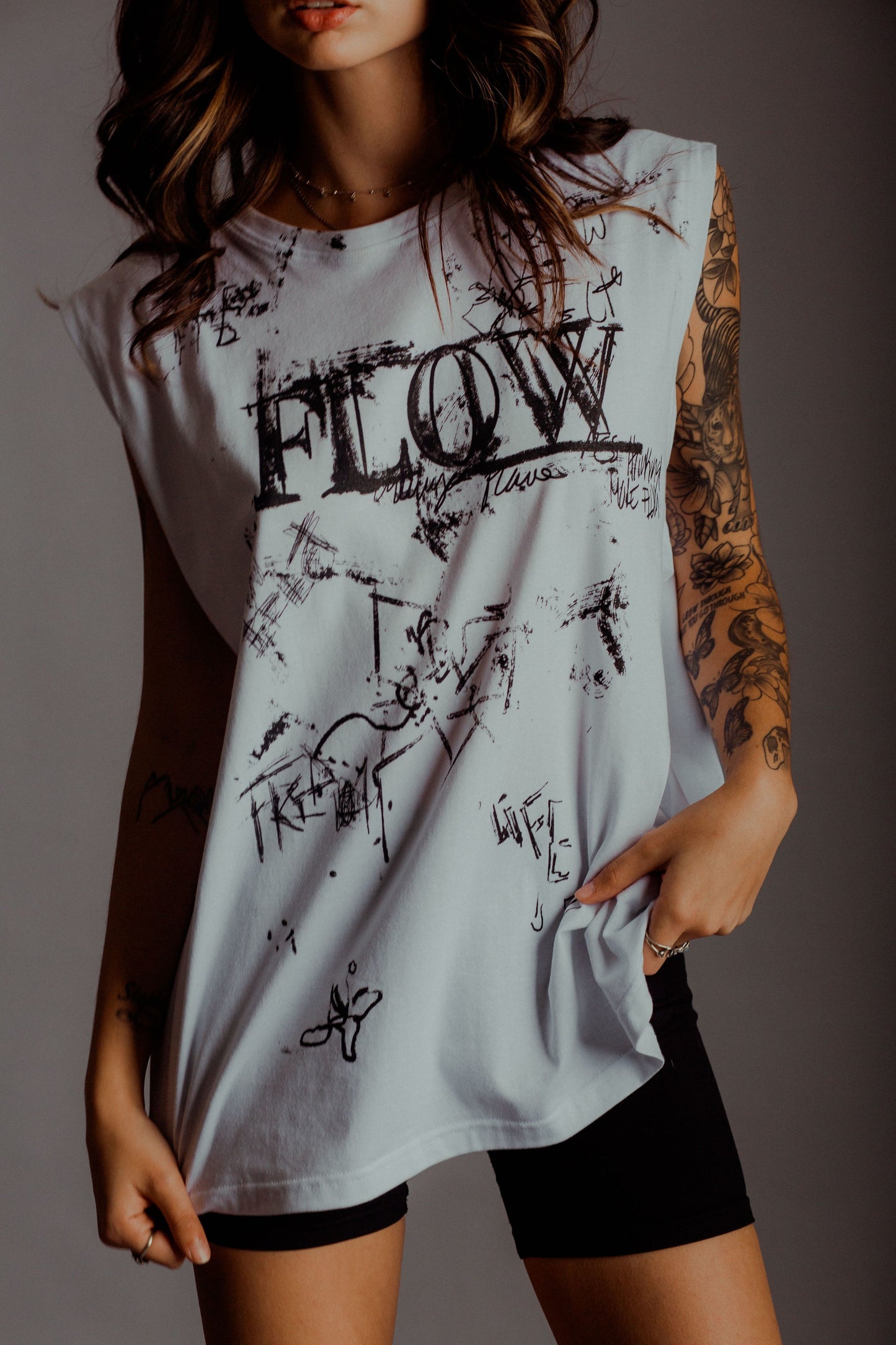 FLOW EFFECT CHAOS LONG SLEEVELESS WHITE