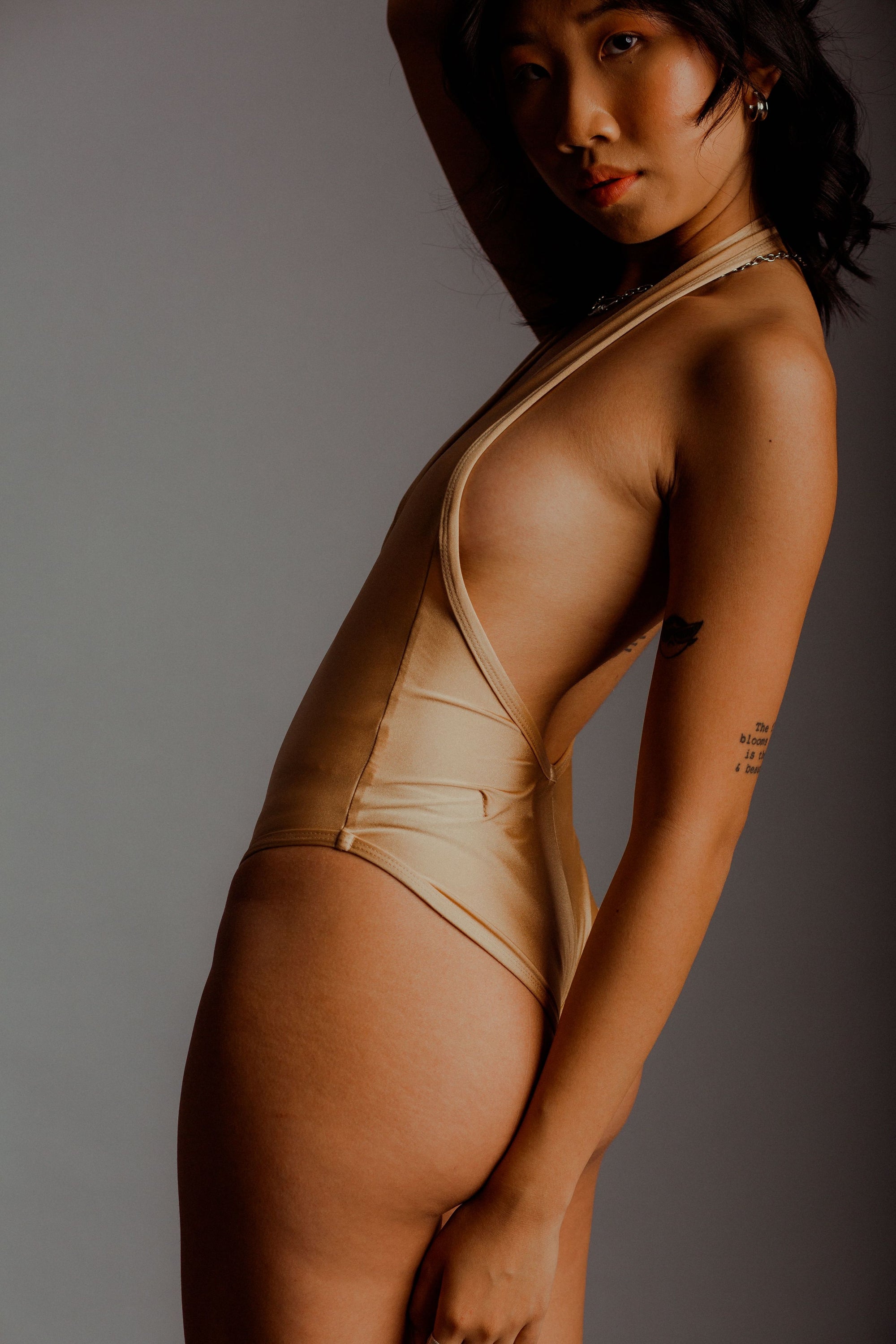 HALTER BODYSUIT GOLD