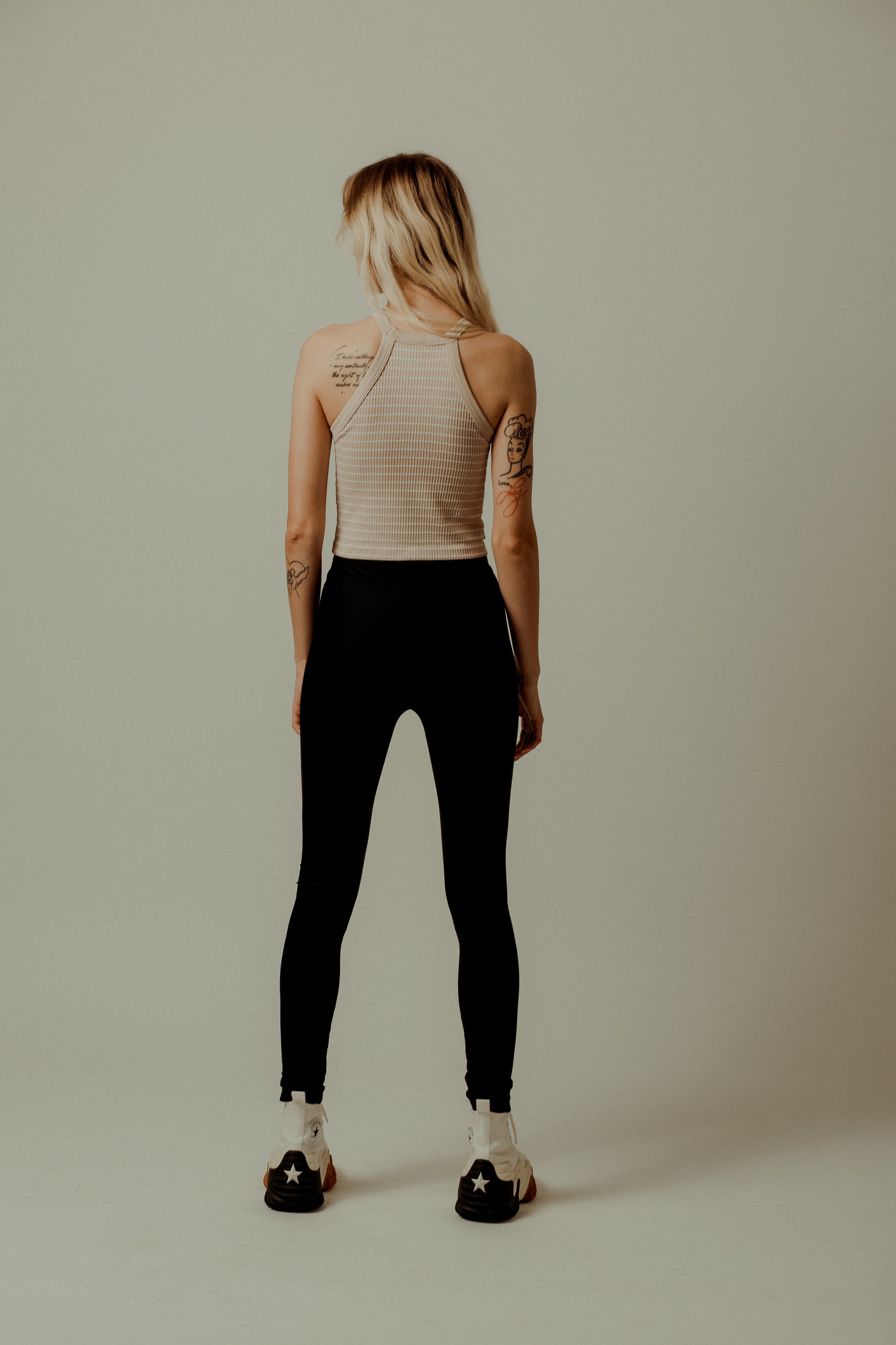TOP CORTO RAYAS NUDE/BLANCO